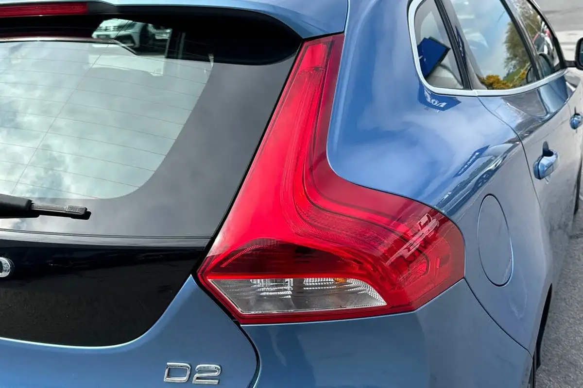 2016-volvo-v40-20td-d2-r-design-lux-nav-big-19