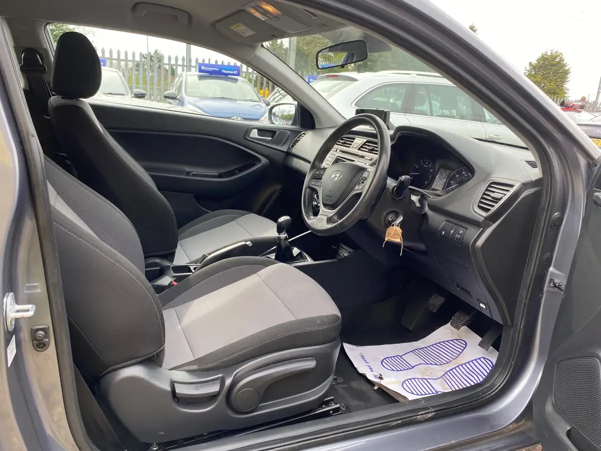 2016-hyundai-i20-12-se-coupe-3d-big-13
