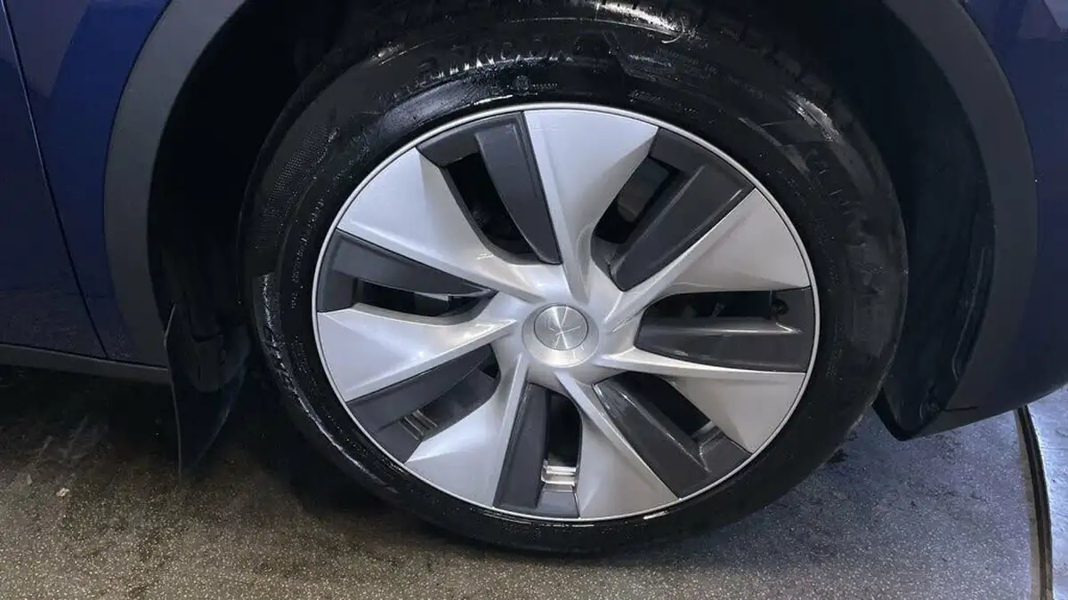 2023-tesla-model-y-e-long-range-big-11