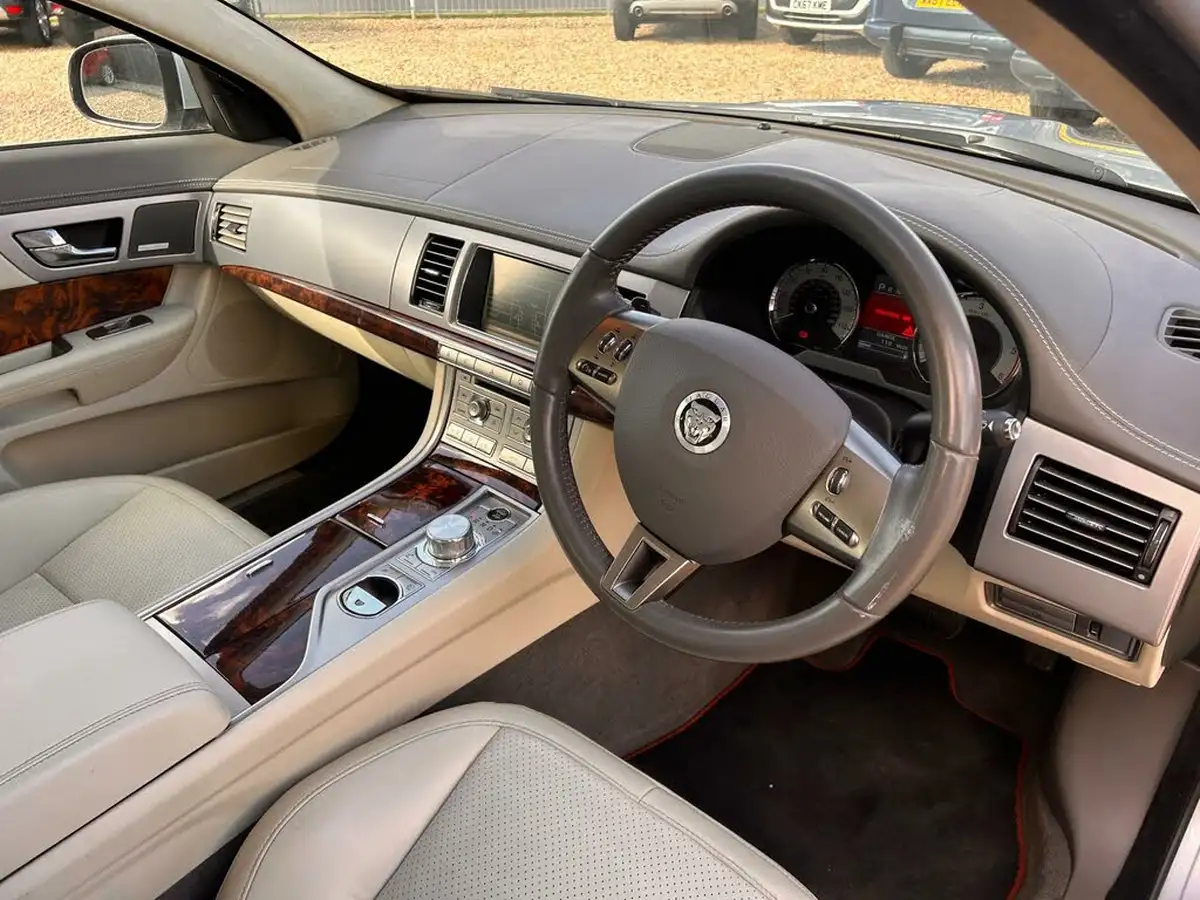 2010-jaguar-xf-30td-s-portfolio-big-14