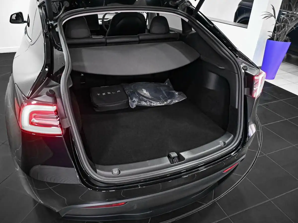 2022-tesla-model-y-e-long-range-big-16