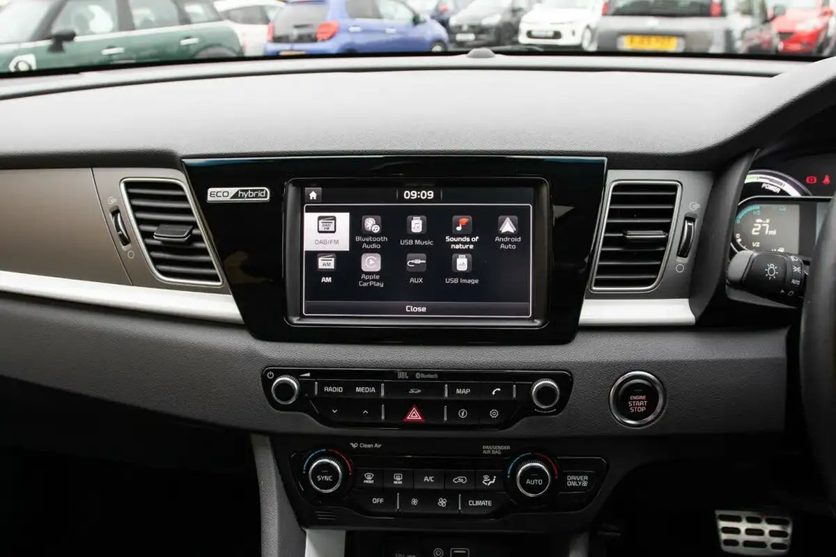 2017-kia-niro-16-gdi-first-edition-big-24
