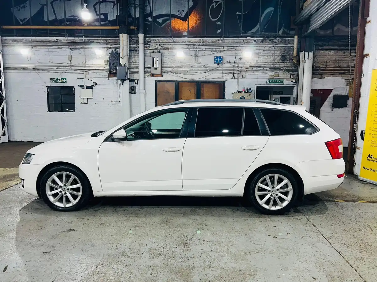 2014-skoda-octavia-16tdi-elegance-estate-dsg-big-7