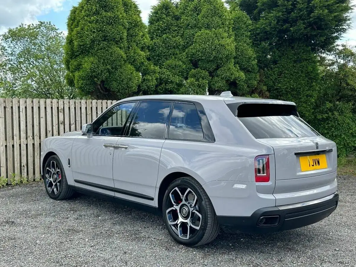 2022-rolls-royce-cullinan-675-black-badge-big-11