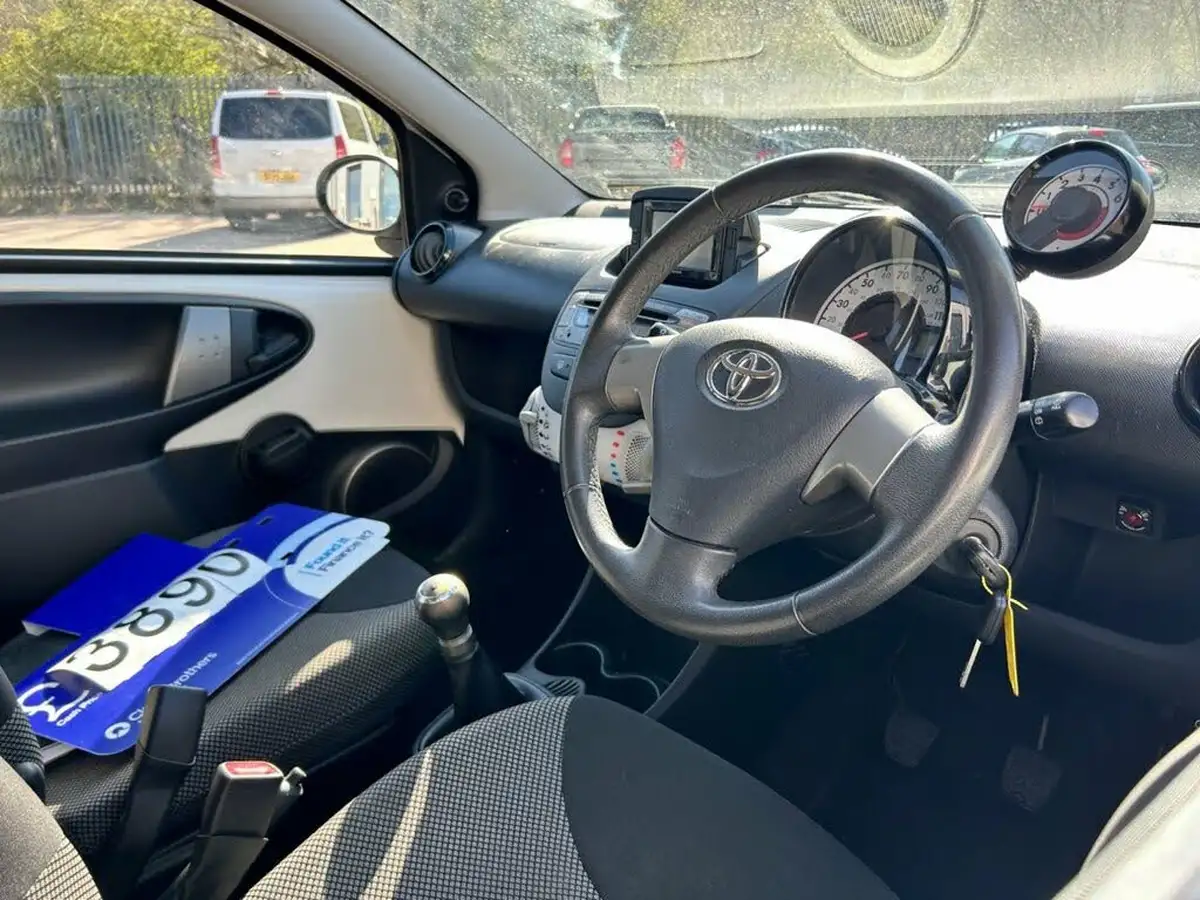 2014-toyota-aygo-10-move-style-5d-big-20