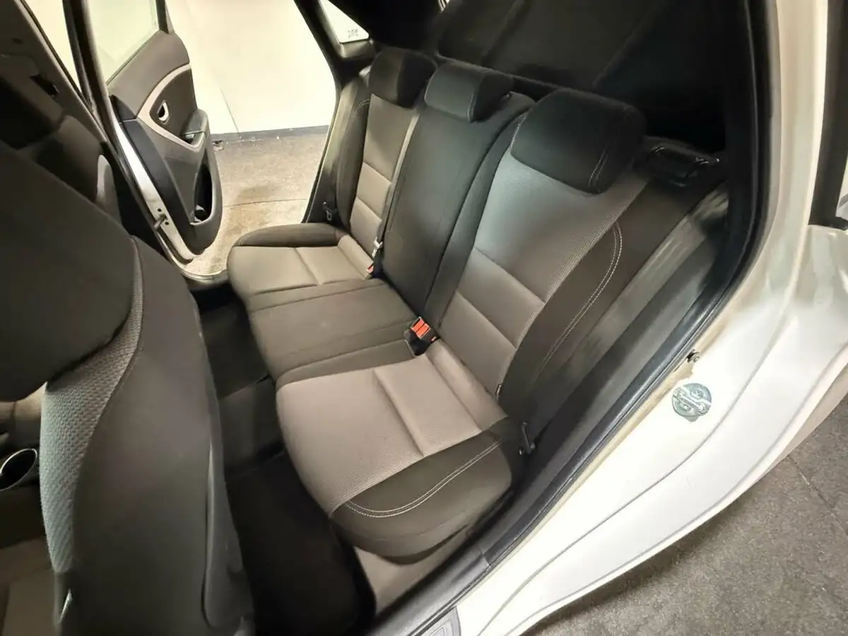2012-hyundai-i30-16td-style-110ps-auto-big-34