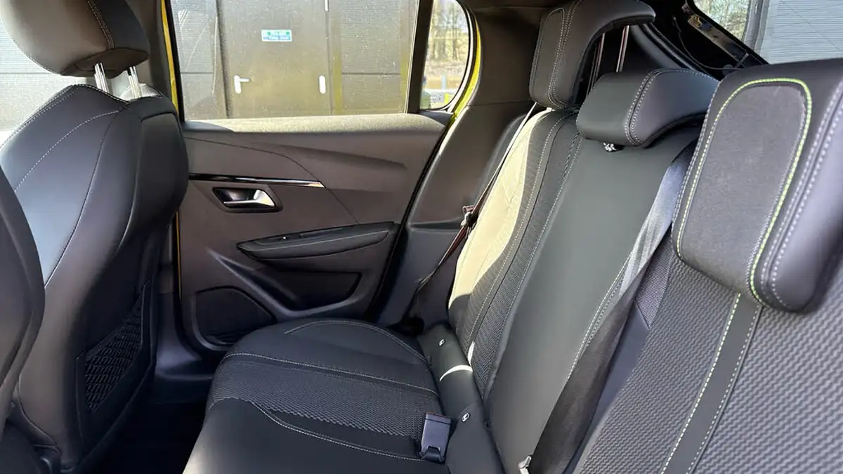 2024-peugeot-208-e-gt-156ps-51kwh-big-32