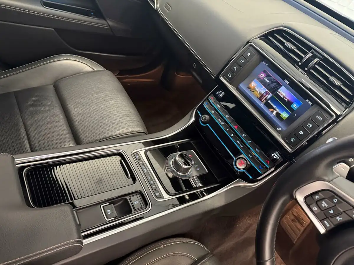 2018-jaguar-xe-20i-r-sport-200ps-1999cc-big-24