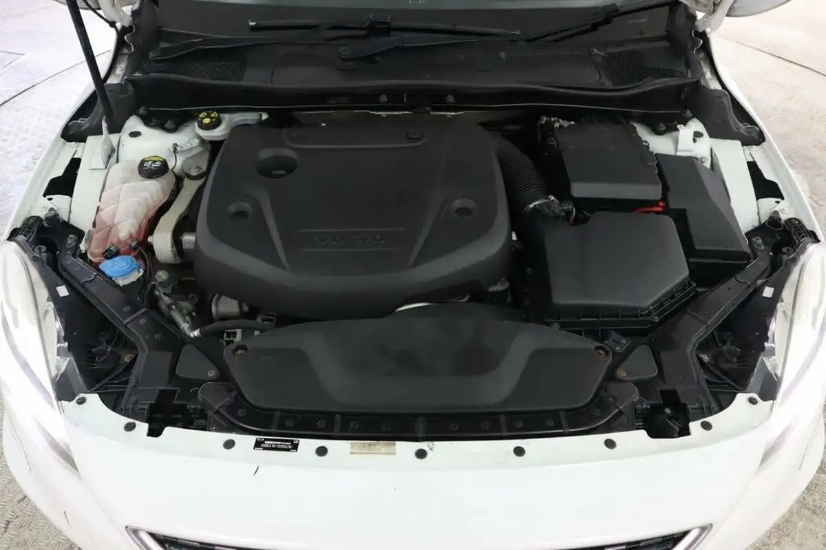 2016-volvo-v40-20td-d2-r-design-big-9