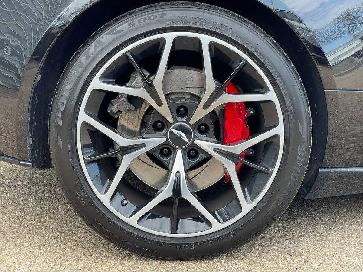 2019-aston-martin-db11-40-v8-big-8