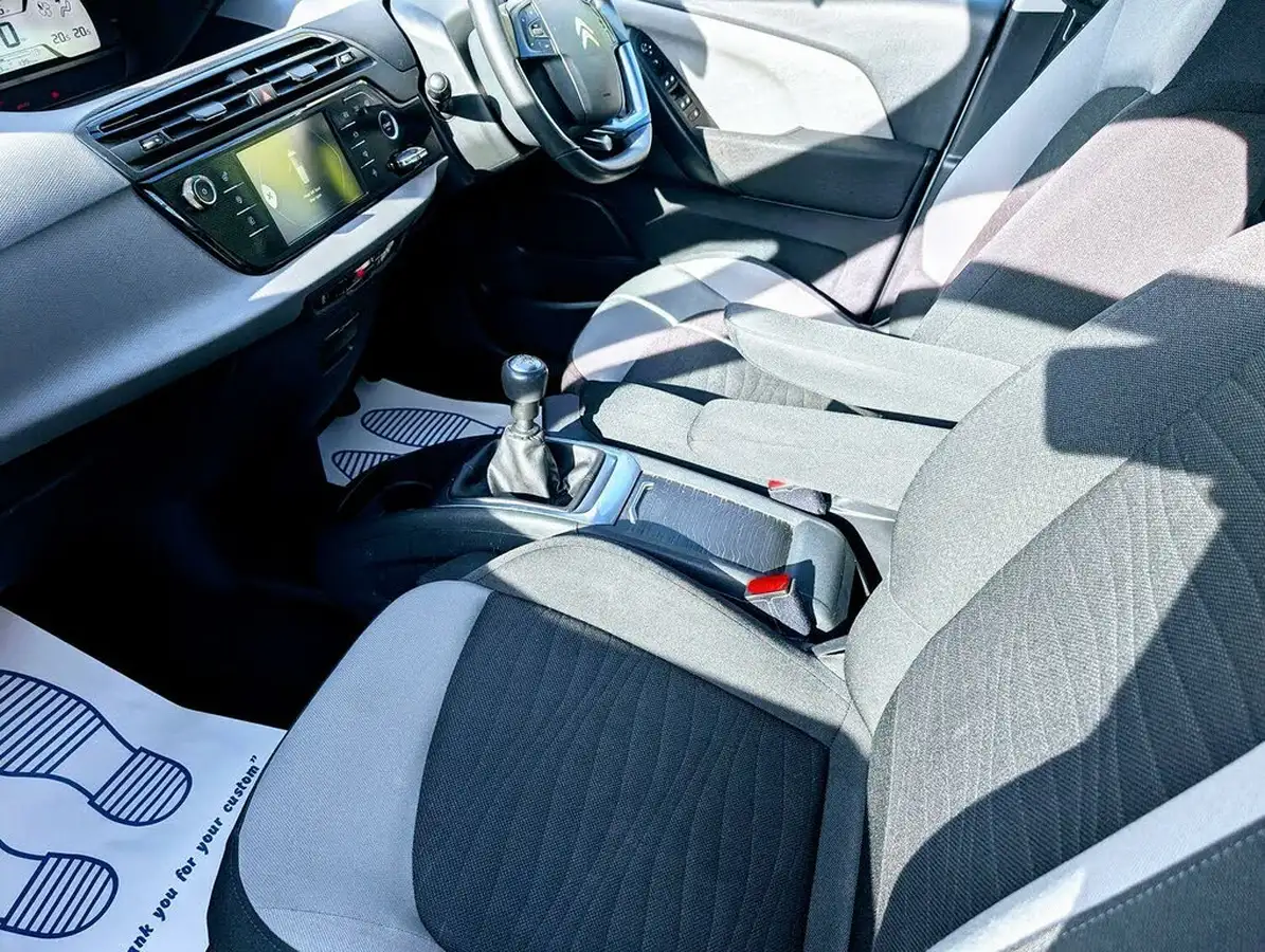 2016-citroen-c4-picasso-12-puretech-vtr-big-6