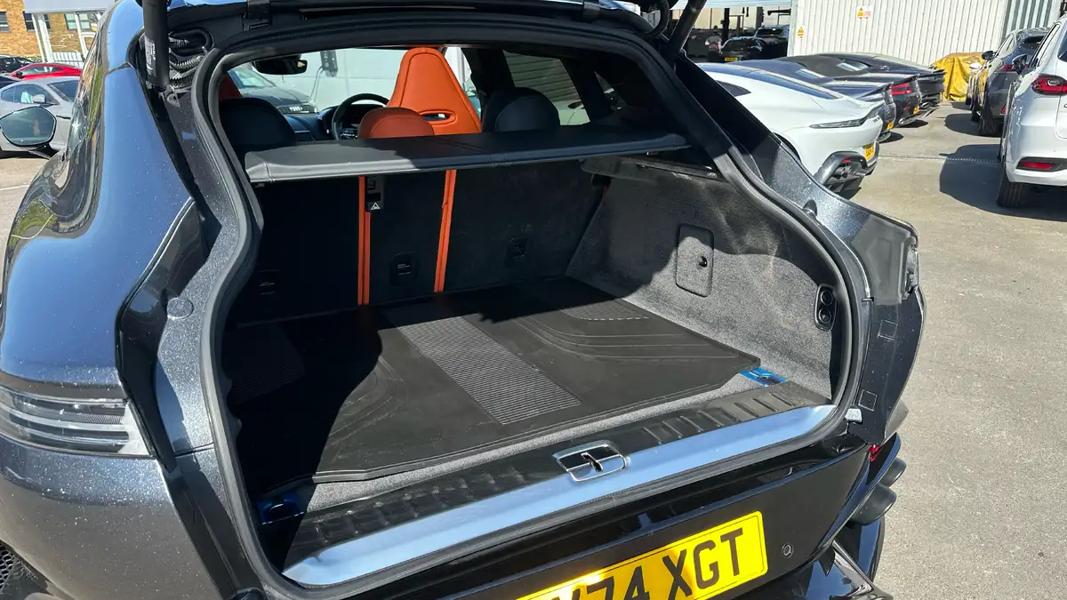 2024-aston-martin-dbx-40-v8-big-15
