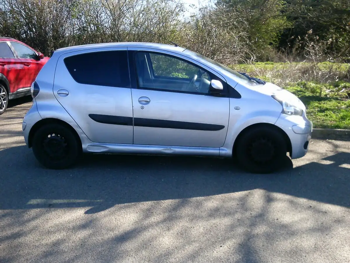 2011-toyota-aygo-10-aygo-ice-5d-big-17