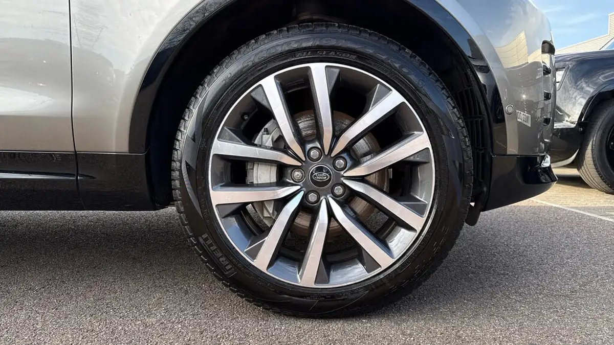 2023-land-rover-discovery-30-d300-dynamic-hse-big-7