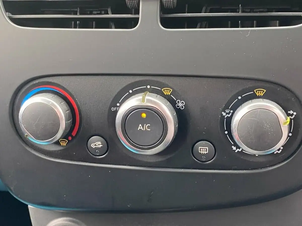 2016-renault-clio-12-play-big-41
