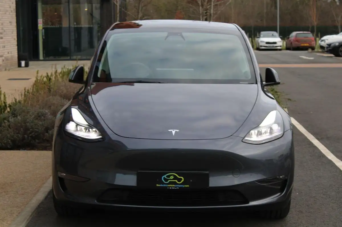 2023-tesla-model-y-e-long-range-big-8