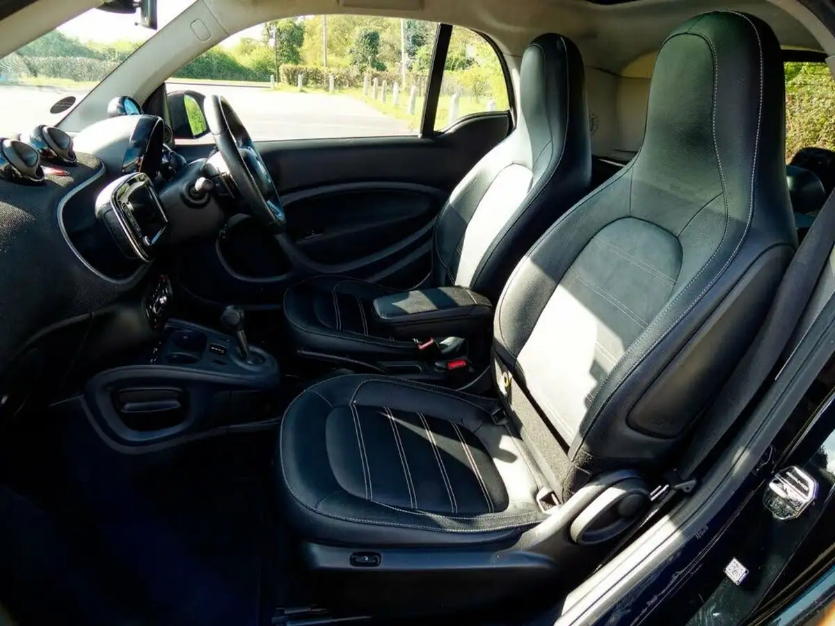 2016-smart-fortwo-09-edition-black-twinamic-big-26
