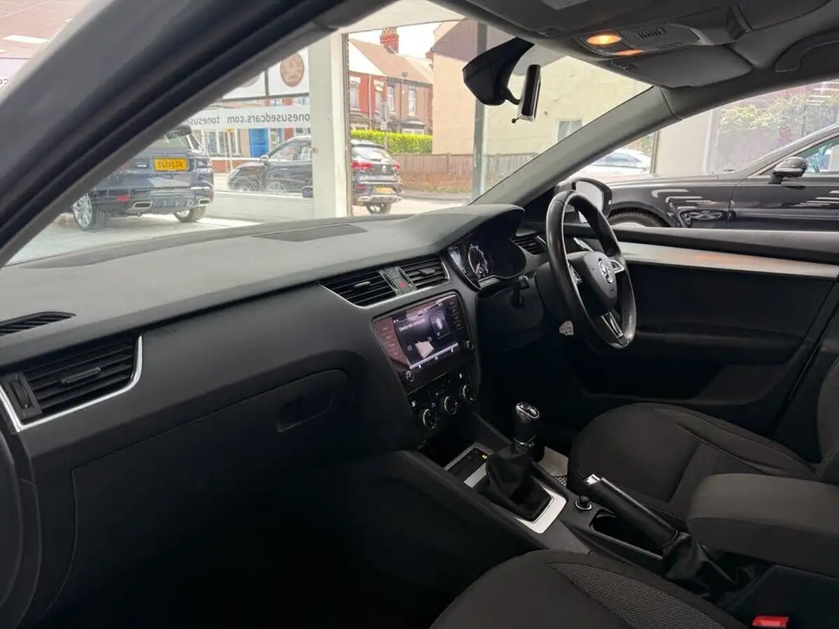 2018-skoda-octavia-15-tsi-se-act-hatchback-big-12