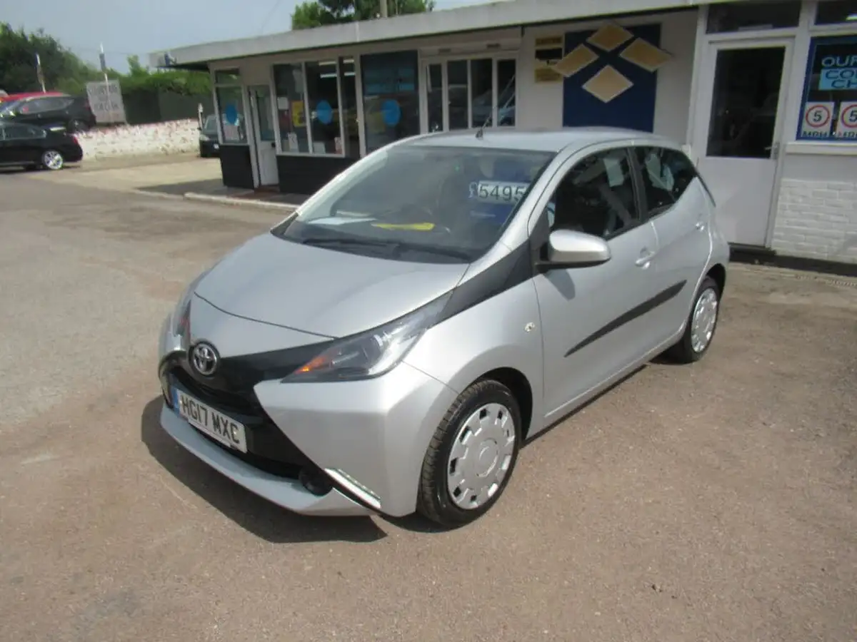 2017-toyota-aygo-10-vvt-i-x-play-71bhp-5d-big-6