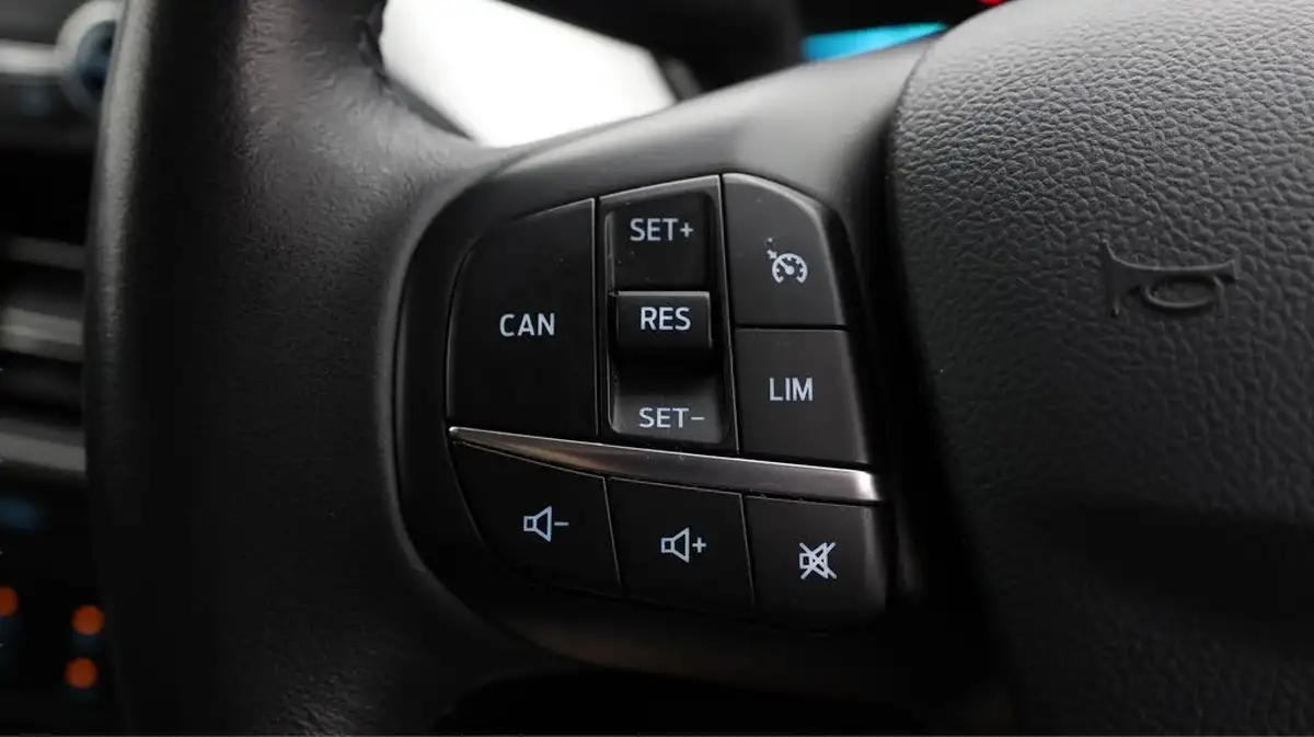 2018-ford-focus-10t-zetec-125ps-hatchback-big-21