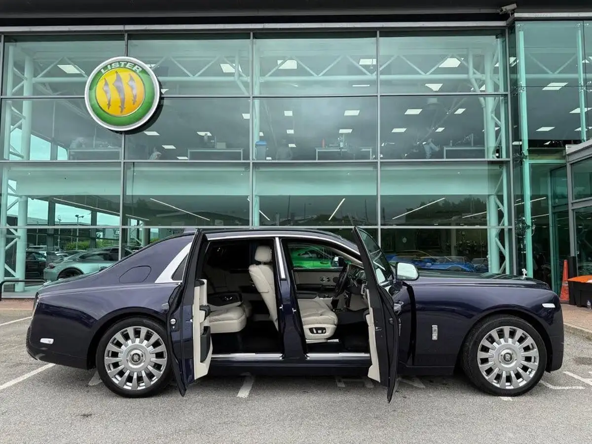2018-rolls-royce-phantom-67-big-16