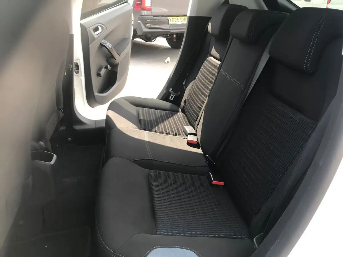 2012-peugeot-208-14td-allure-14e-hdi-ss-5d-egc-big-13
