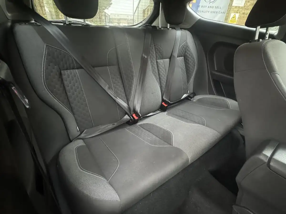 2014-ford-fiesta-10-zetec-s-big-33