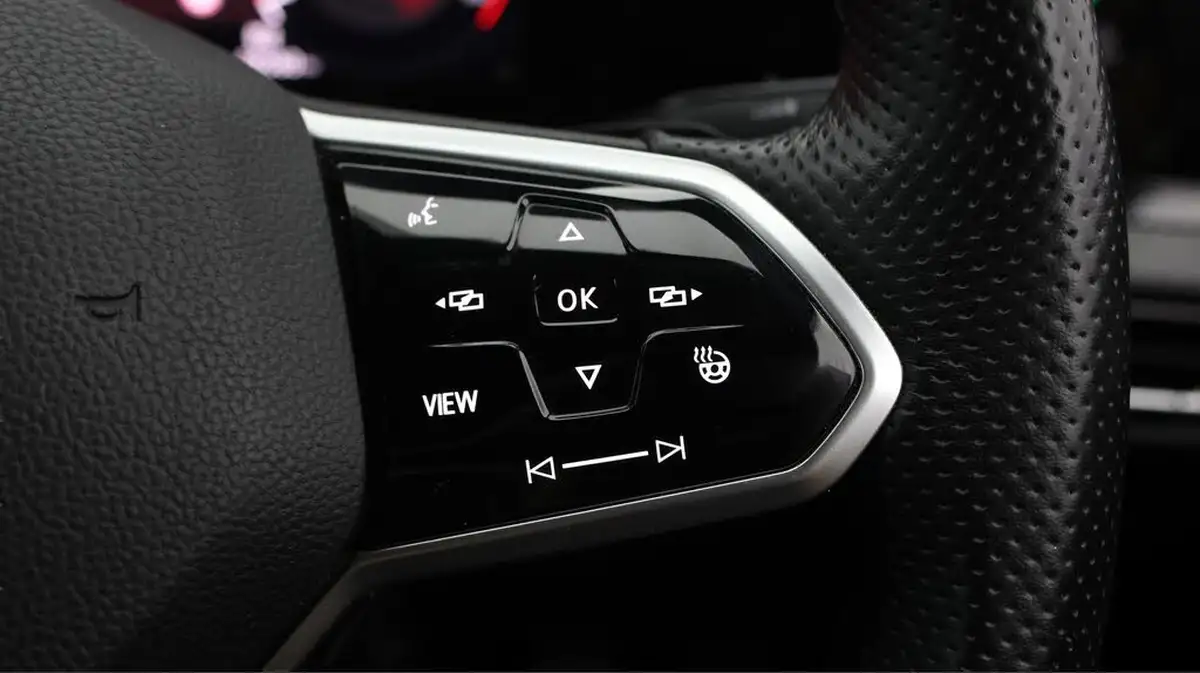 2022-volkswagen-golf-15-etsi-r-line-150ps-hatchback-big-23