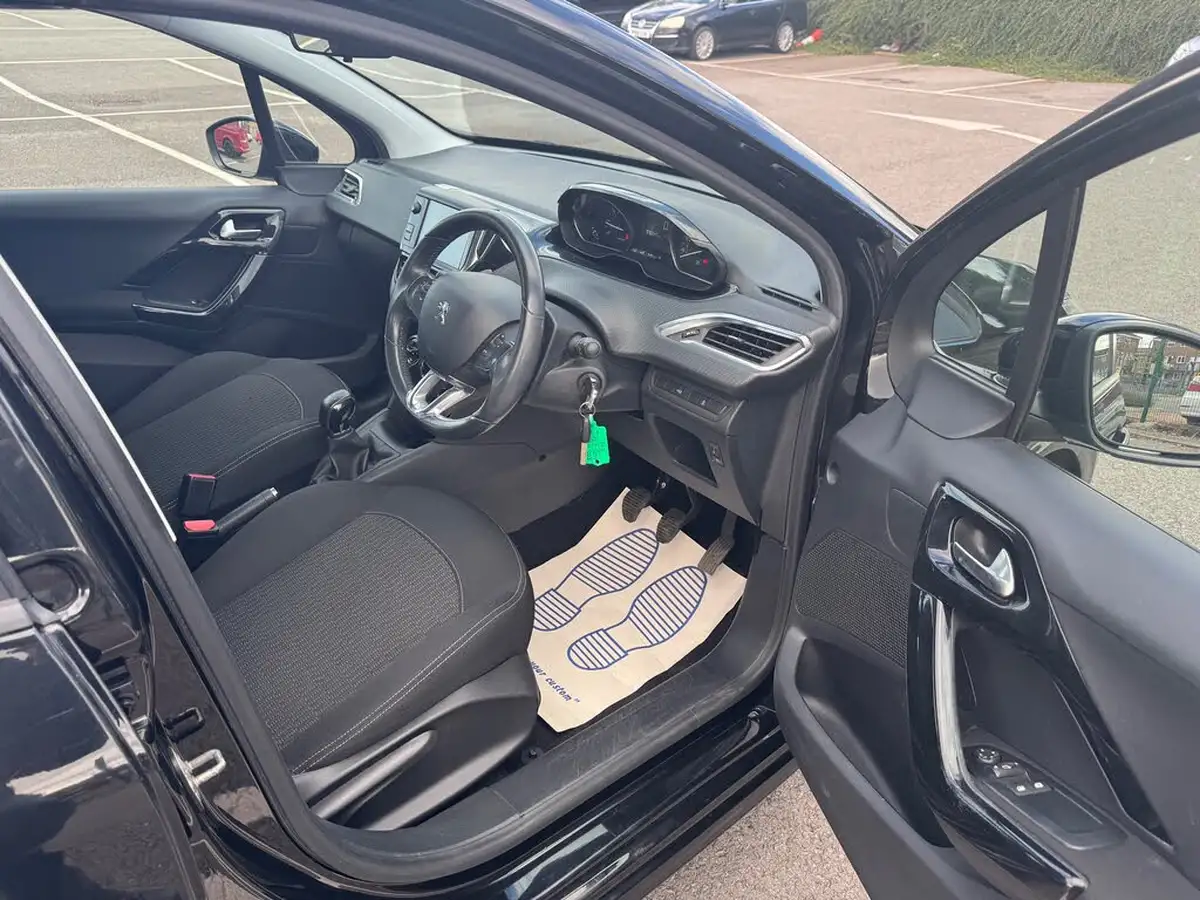 2017-peugeot-208-12-puretech-active-82bhp-5d-big-11