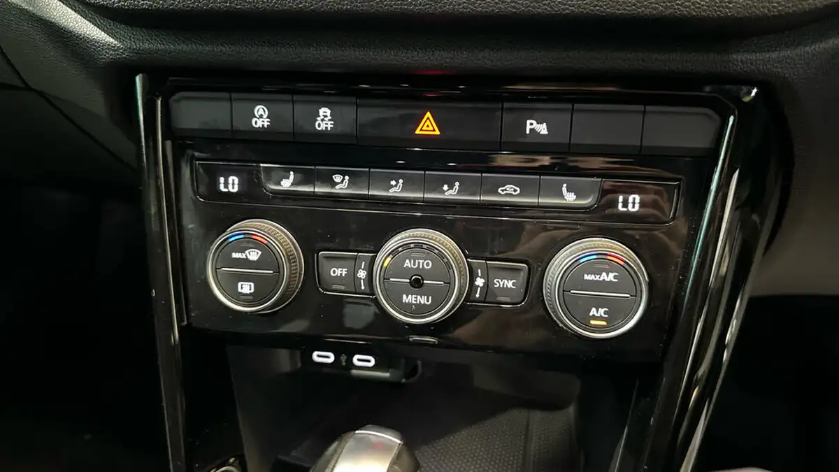 2021-volkswagen-t-roc-20-tsi-r-big-28