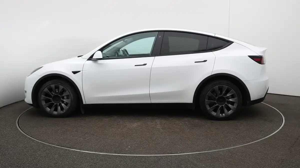 2022-tesla-model-y-e-long-range-big-63