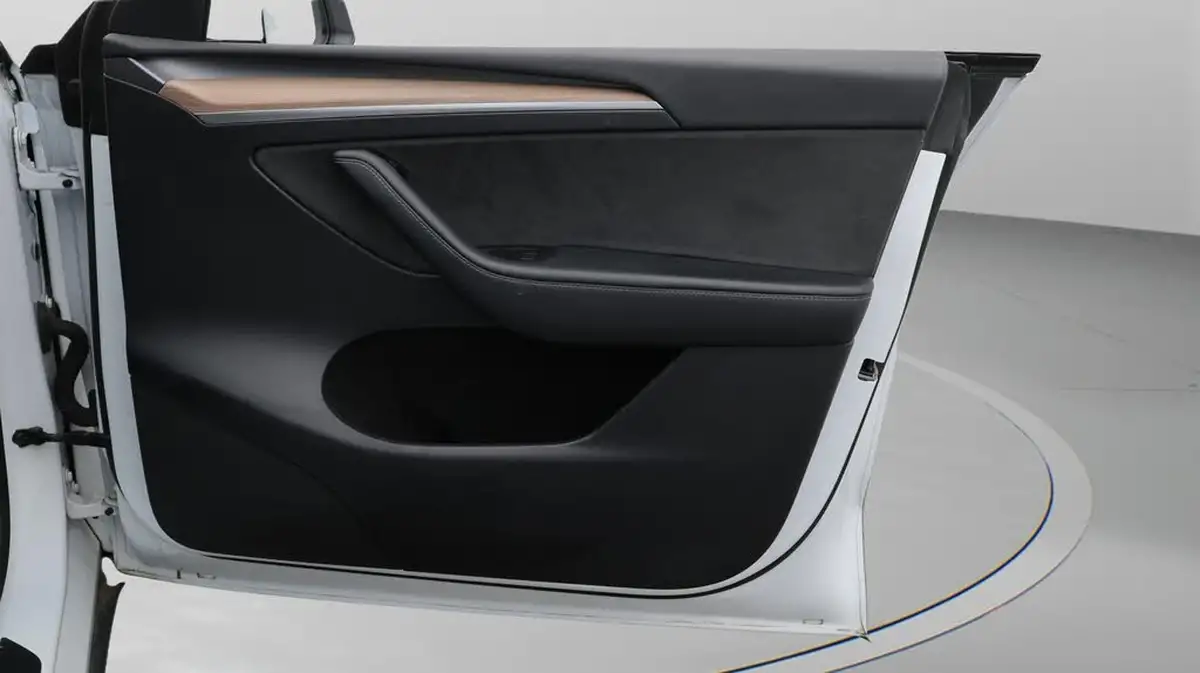 2022-tesla-model-y-e-long-range-big-15