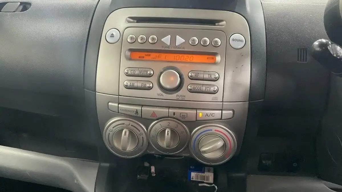2008-daihatsu-sirion-13-se-auto-big-5