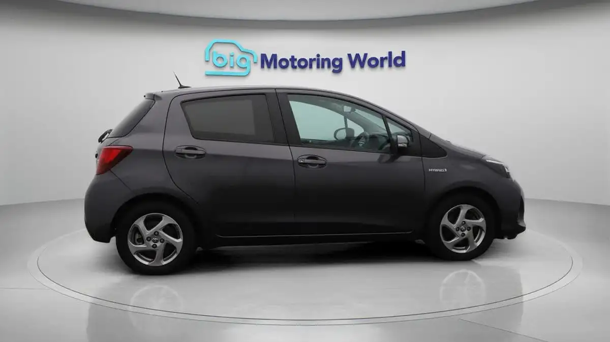 2017-toyota-yaris-15-vvt-i-icon-hybrid-big-8