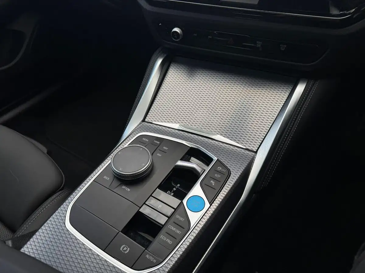 2025-bmw-i4-e-m50-big-41