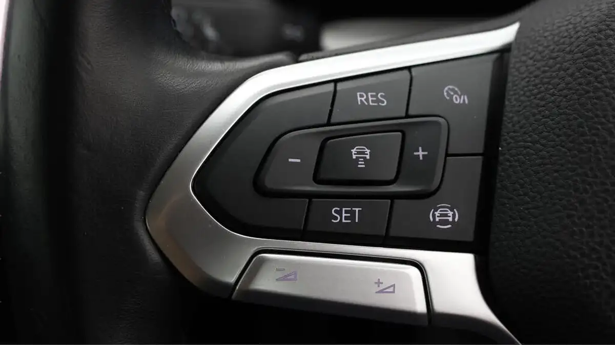 2020-volkswagen-golf-15-tsi-life-150ps-hatchback-big-21