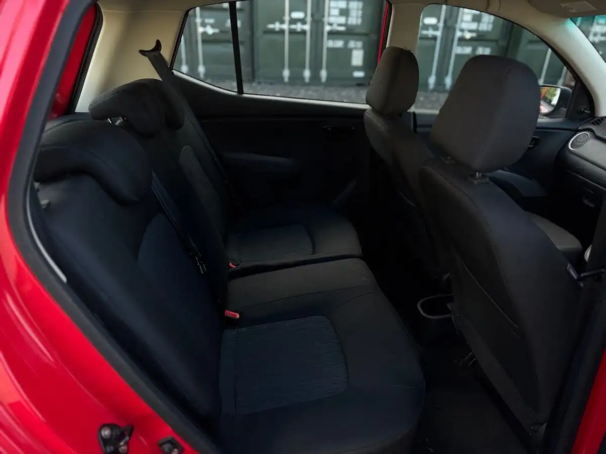 2012-hyundai-i10-12-classic-85bhp-big-18