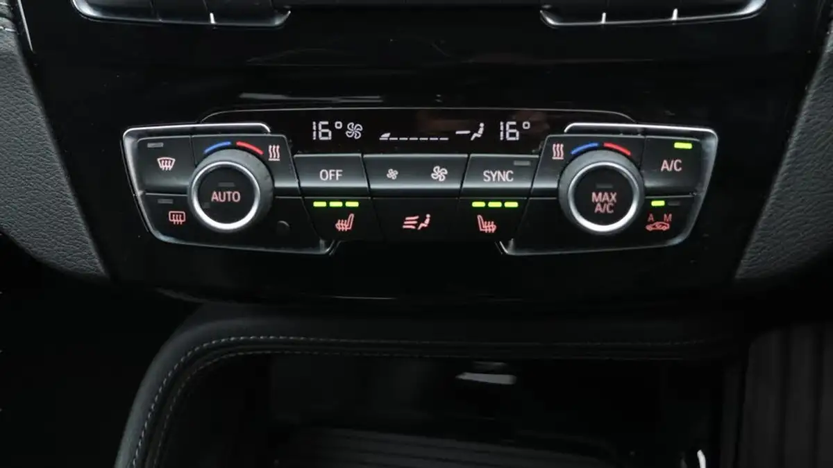 2022-bmw-x1-20-xdrive20i-xline-big-12