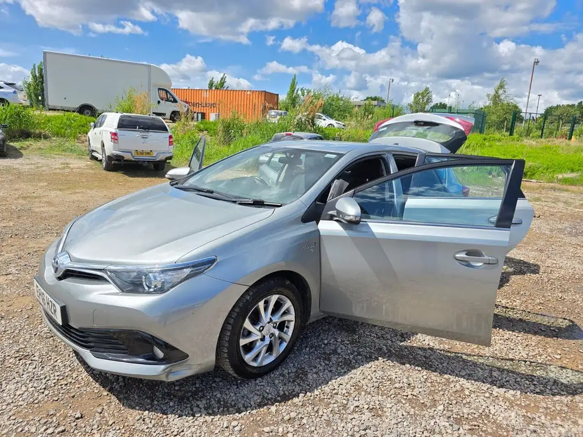2016-toyota-auris-18-vvt-i-hsd-icon-hatchback-big-8