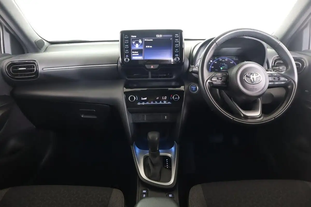2022-toyota-yaris-15-vvt-i-design-panoramic-roof-big-12
