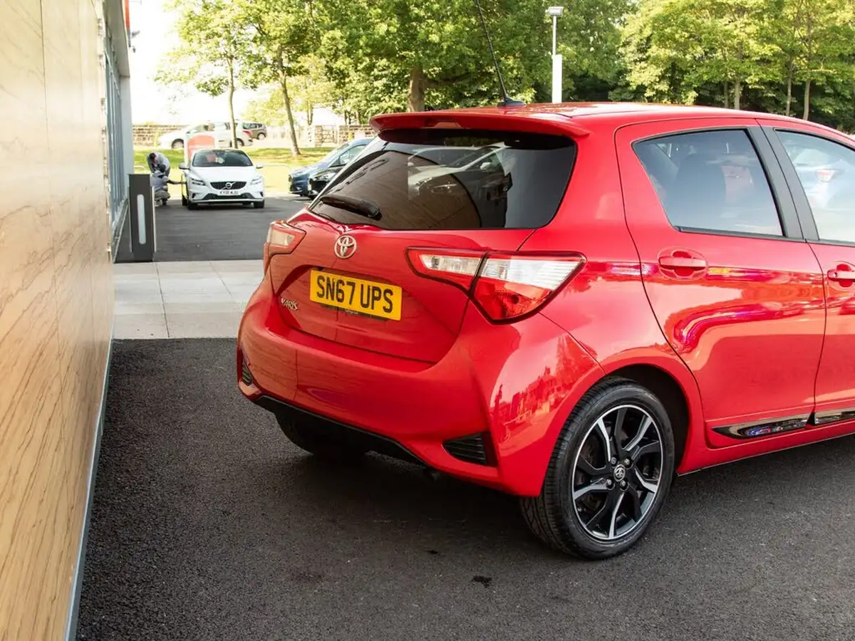 2017-toyota-yaris-15-vvt-i-design-panoramic-roof-1497cc-big-7