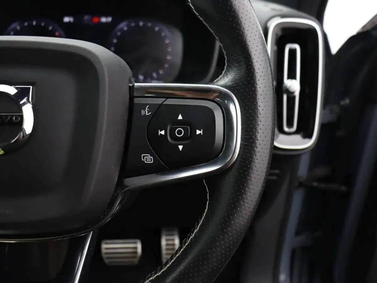 2020-volvo-xc40-15-t3-r-design-geartronic-big-37