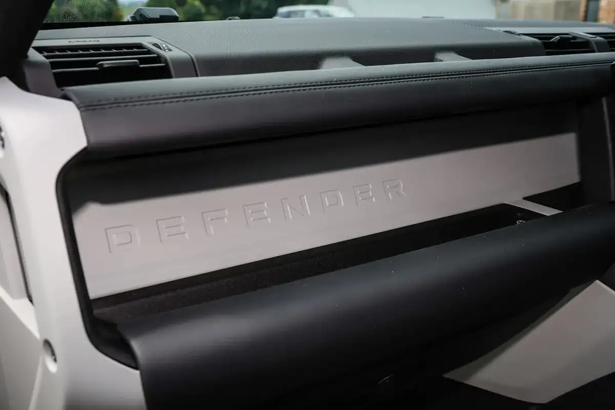 2024-land-rover-110-defender-30-d300-x-dynamic-hse-big-19