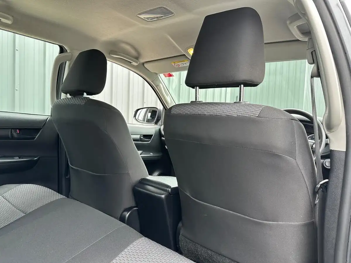 2019-toyota-hi-lux-24d-4d-active-150hpeu6dt-e-32t-double-pick-up-big-20