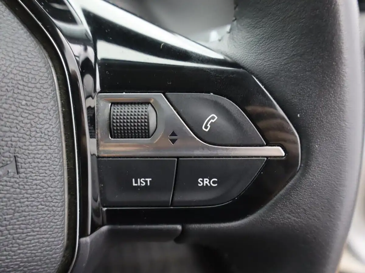 2022-peugeot-2008-suv-12-puretech-allure-premium-100bhp-big-27