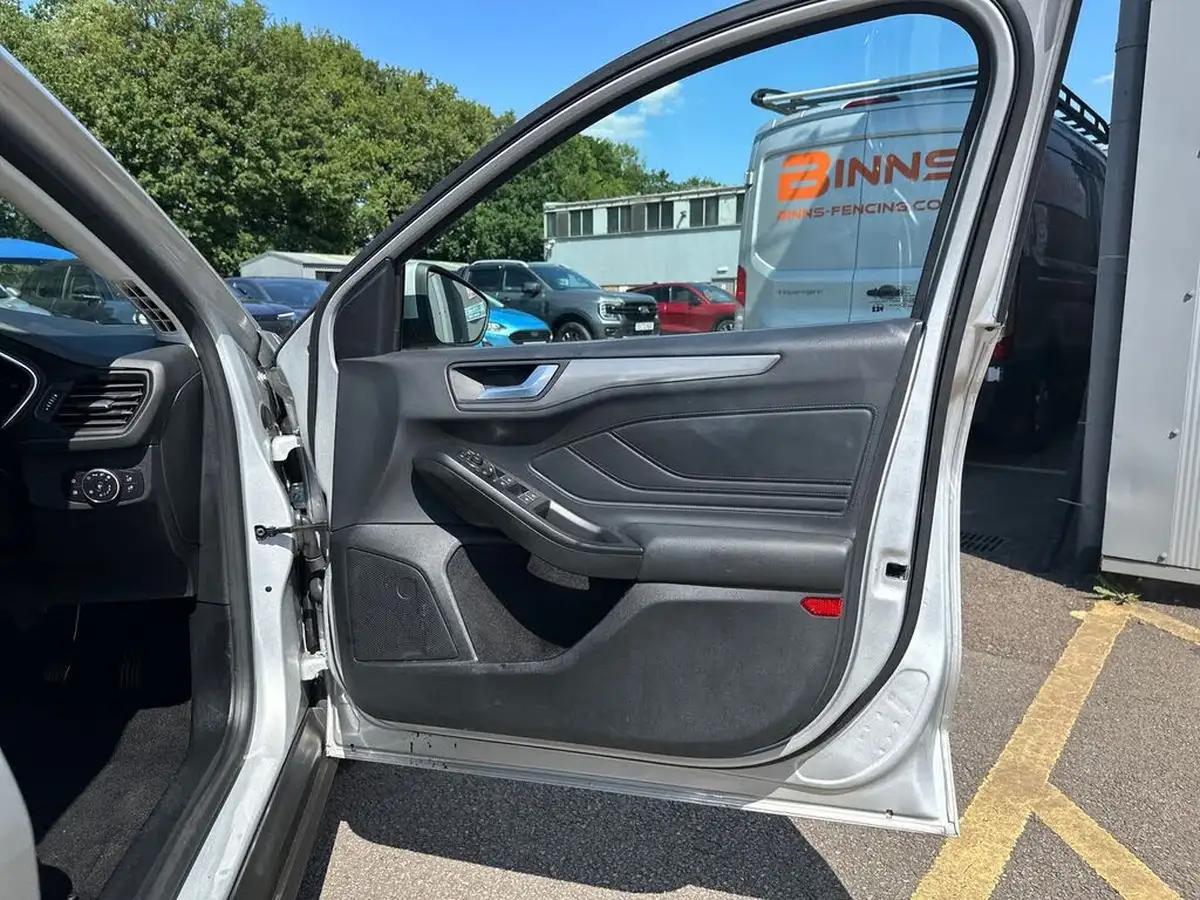 2022-ford-focus-10t-titanium-125ps-estate-big-34