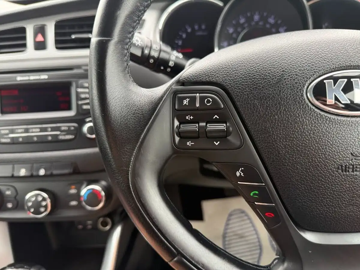 2015-kia-ceed-16crdi-2-hatchback-auto-big-15