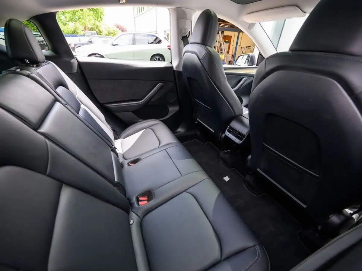 2023-tesla-model-y-e-long-range-big-13