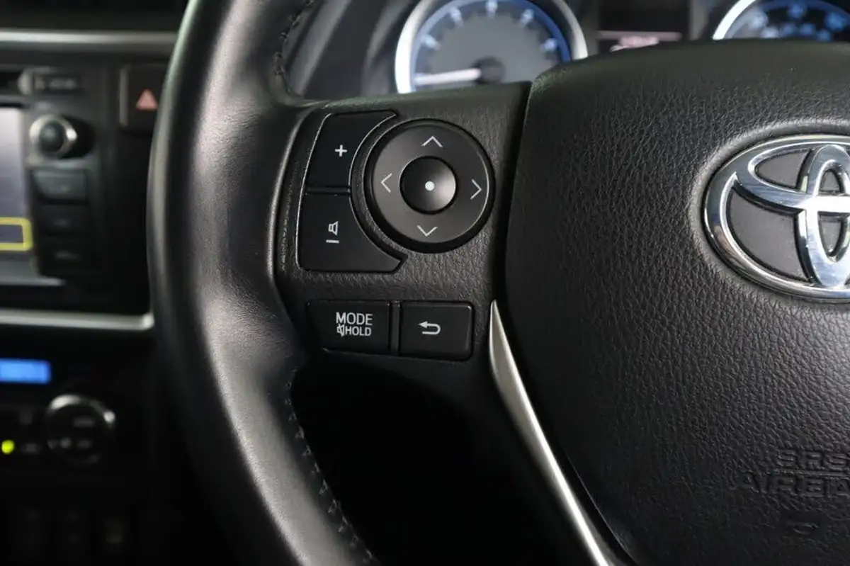 2014-toyota-auris-16-excel-hatchback-multidrive-s-big-21
