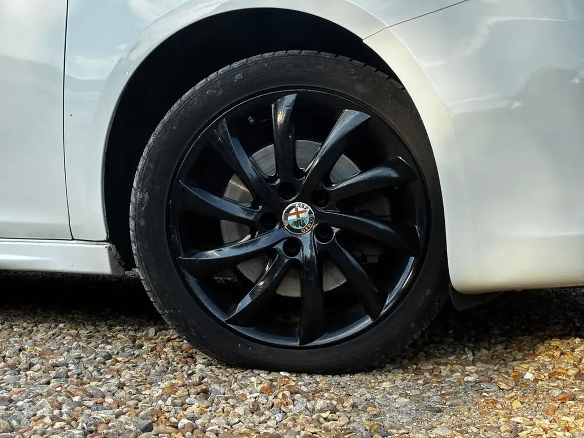 2013-alfa-romeo-giulietta-20td-veloce-140-bhp-big-3